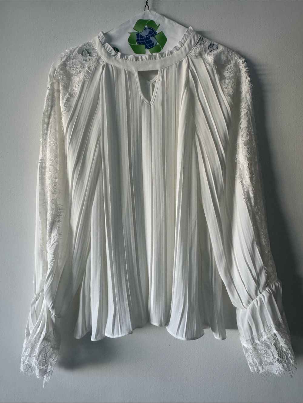 Women’s off White Lace Pleated Blouse